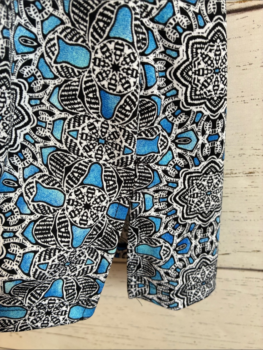 Dana Buchman Sleeveless V Neck Top in Blue/Black/White Pattern, sz L, NWT - Picture 8 of 15